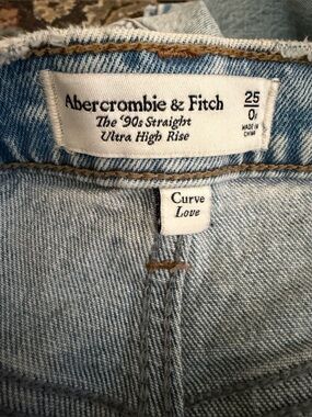 Abercrombie Curve Love 90s Straight Ultra High Rise Jeans Size 25 Light Wash
